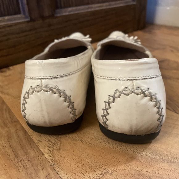 Stuart Weitzman Pointed Toe Tassel Loafer Flats White Womens 9M Patent Leather - Picture 4 of 14